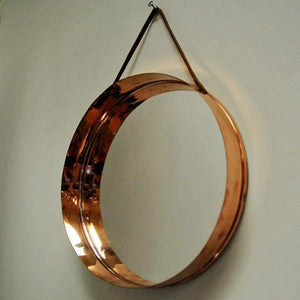Rund dekorativ spegel med kopparram 31 cm D - skandinavisk