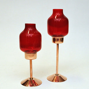 Svenskt bronsljusstake par med röda glaskupoler av Gnosjö Konstmide 1960-tal